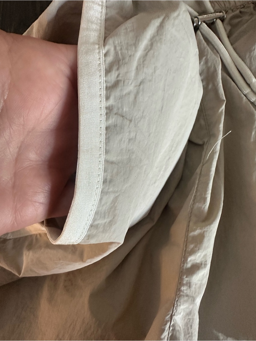 Varley Harmon High Rise 4” Drawstring Athletic Shorts Tan/Cream Trim Pockets - Picture 9 of 10